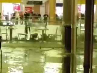 В столице сильный потоп парализовал работу торгового центра