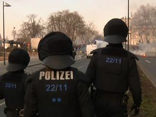 В Германии противники политики ЕЦБ закидали полицейских камнями