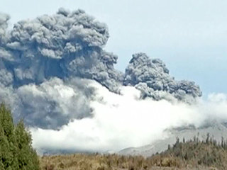 Вулкан Кальбуко продолжает бушевать