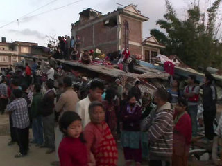 Подземные толчки в Непале не прекращаются