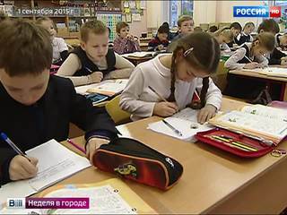 За парты в День знаний сели более миллиона московских школьников