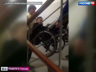 Директор против лифта: подросток на инвалидной коляске с трудом передвигается по школе