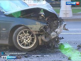 На Кутузовском проспекте столкнулись две иномарки, три человека в тяжелом состоянии
