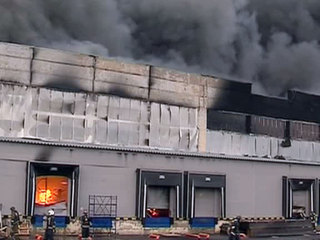 Пожар на складе в Петербурге: спасатели продолжают проливку конструкций
